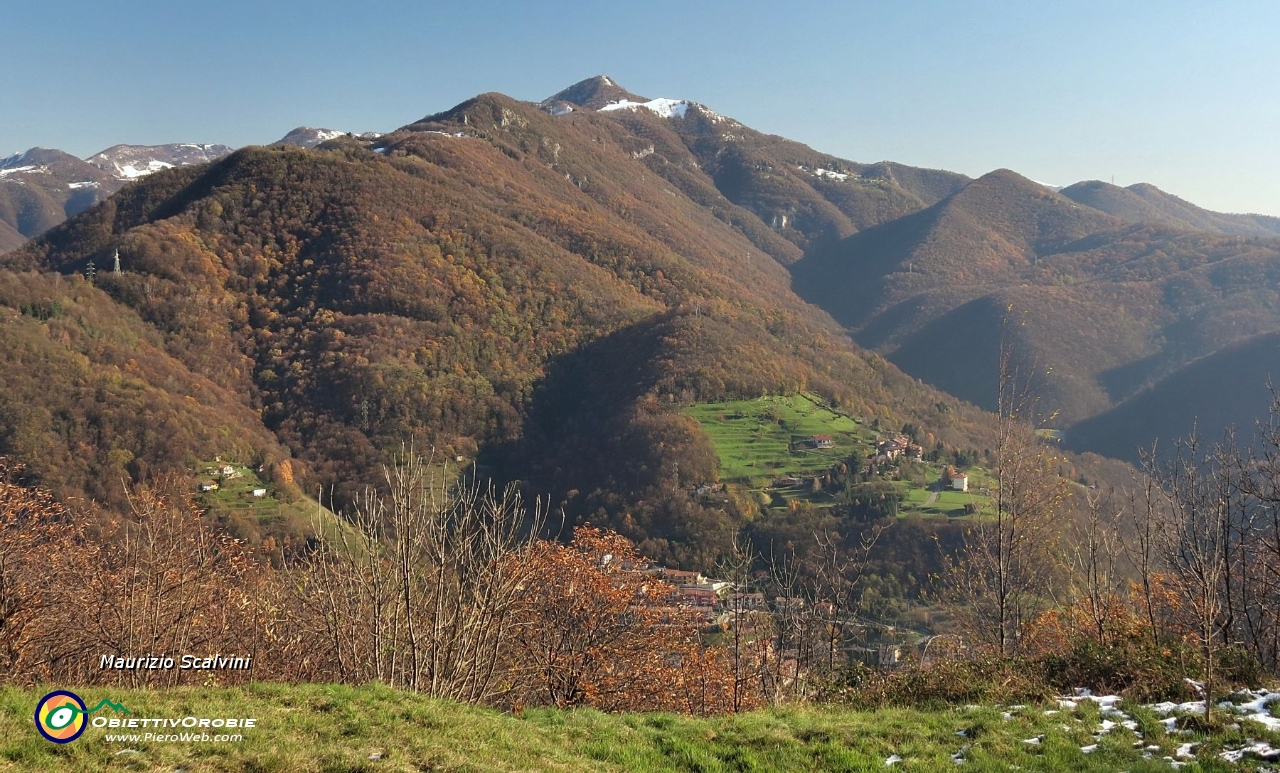 37 Ecco il Canto Alto, col tortuoso solco della Valle del Giongo....JPG